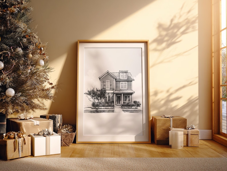 Może przedstawiać: Oprawiony czarno-biały szkic domu opiera się o ścianę, obok udekorowanej choinki i zapakowanych prezent&oacute;w. Grafika przedstawia dwupiętrowy dom z werandą i krajobrazem. Scena jest oświetlona naturalnym światłem.