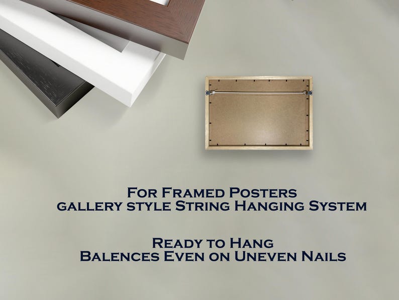 Może przedstawiać: Prostokątna rama obrazu z systemem zawieszania na sznurku w stylu galerii. Rama jest gotowa do zawieszenia i r&oacute;wnoważy się nawet na nier&oacute;wnych gwoździach. Na zdjęciu widać r&oacute;wnież stos czarnych, białych i brązowych ram.