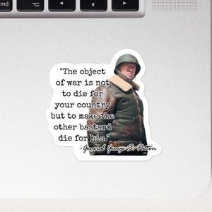 Può includere: Un adesivo bianco con una citazione del generale George S. Patton. La citazione recita: "L'obiettivo della guerra non è morire per il tuo paese, ma far morire l'altro bastardo per il suo". L'adesivo include un ritratto di Patton.