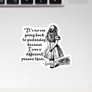 Peut inclure: Un autocollant blanc avec une illustration en noir et blanc d'une fille en robe, et la citation "It's no use going back to yesterday, because I was a different person then." de Lewis Carroll.