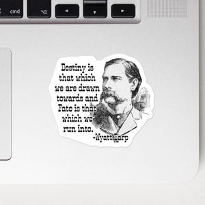 Könnte beinhalten: Schwarzweiß-Illustration von Wyatt Earp mit einem Zitat über Schicksal und Schicksal. Das Zitat lautet: "Schicksal ist das, wozu wir hingezogen werden, und Schicksal ist das, worüber wir stolpern. -Wyatt Earp"