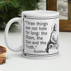 Pode incluir: Caneca de cerâmica branca com borda preta e uma citação de Buda: "Três coisas não podem se esconder por muito tempo: a lua, o sol e a verdade." - Buda