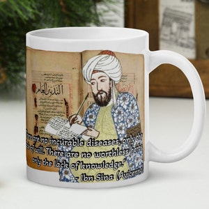 Könnte beinhalten: Weiße Keramiktasse mit einer historischen Illustration von Ibn Sina, auch bekannt als Avicenna, beim Schreiben. Die Tasse enthält Text aus seinen Schriften, mit einem Zitat über Wissen und Krankheiten. Die Tasse hat einen gebogenen Griff.