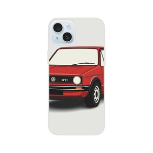 Peut inclure: Coque de téléphone avec un design de voiture GTI rouge. La voiture a un phare blanc et le logo GTI. La coque du téléphone est blanche et possède une découpe pour l'appareil photo.