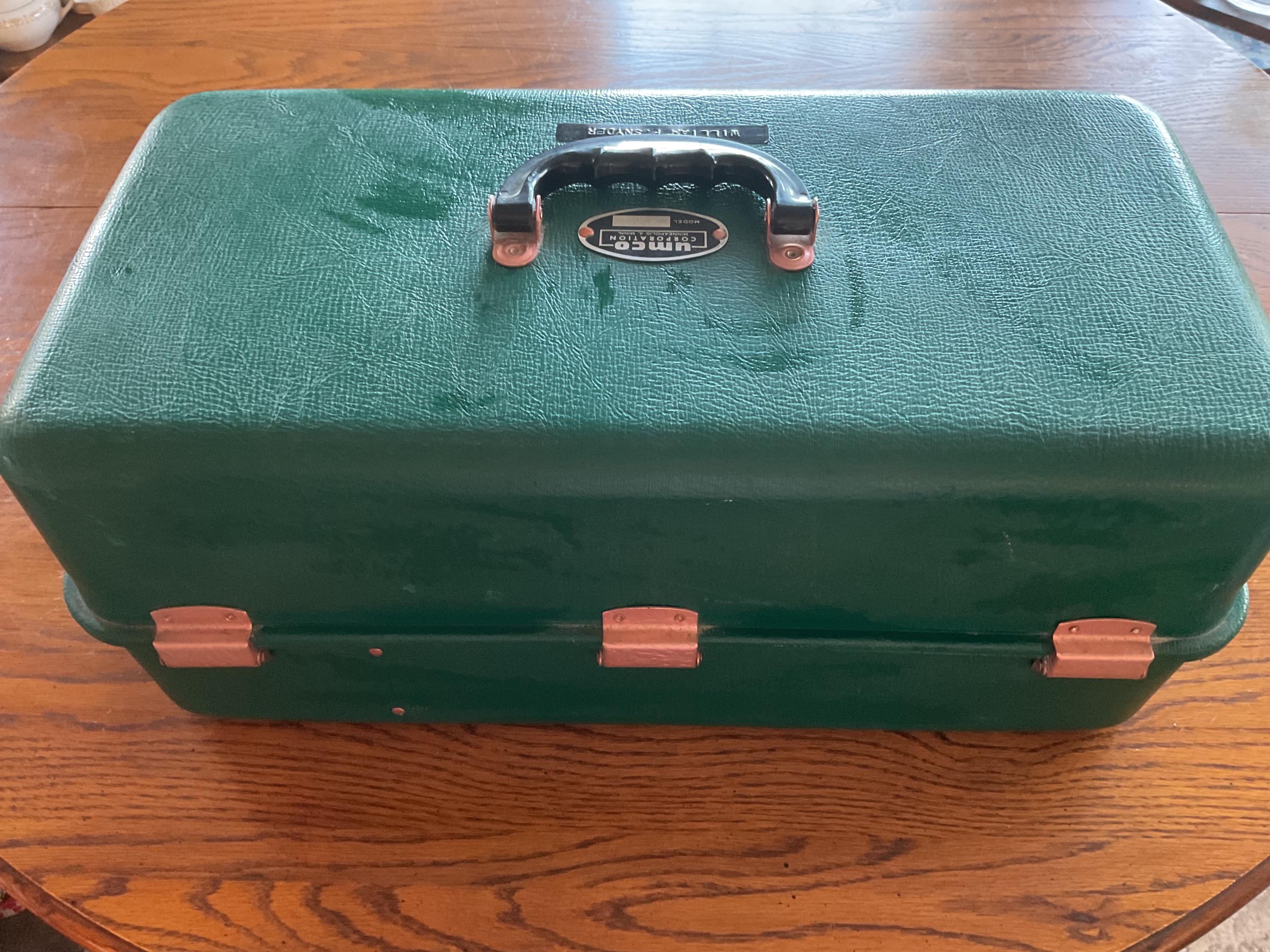Boîte De Pêche Vintage UMCO 203-R Années 50 Verte 3 Plateaux Avec Leurres