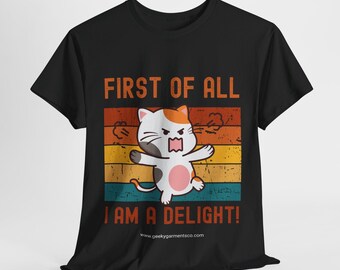 Może przedstawiać: Czarny T-shirt z grafiką w stylu vintage przedstawiającą kreskówkową kotkę z tekstem "First of all I am a delight!" i stroną internetową "www.geekygarmentsco.com".