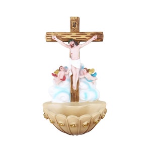 Jesus en la Cruz&#39; Crucifijo con Ángeles Pila de Agua Bendita Colgable 7.5 Inch Resin Jesus on the Cross Hangable Holy Water Font 97215 | New