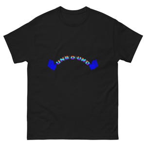 Puede incluir: Camiseta negra con la palabra "UNBOUND" en un diseño de arco iris, flanqueada por dos flechas azules. La camiseta es de cuello redondo.