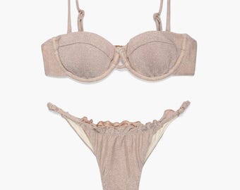 SABIA Shimmer Sand String Bikini: Mikro trójkątne miseczki, brazylijskie figi z falbanką