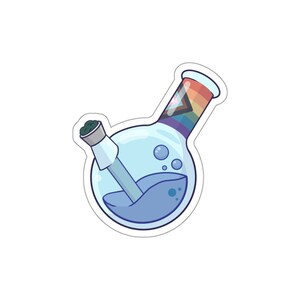 Könnte beinhalten: Eine blaue Glasbong mit einem Regenbogenmuster und einem grünen, blattreichen Stück, das an der Seite befestigt ist.