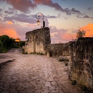 Strada di ciottoli della capitale del vino St. Emilion nel sud-ovest della Francia al tramonto / carta/tela/acrilico/stampa su metallo