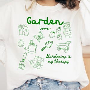 Gartenliebhaber Doodle Png, Gartenarbeit ist meine Therapie Png, Pflanzenliebhaber Doodle Png, Garten Social Club Png, Pflanzenmutter Png, Naturliebhaber Png