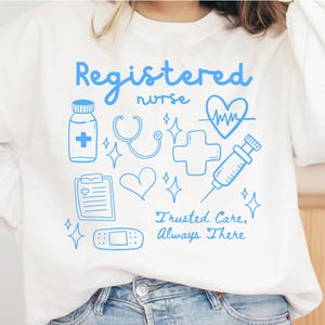 Infirmière Doodle PNG : Design tendance de chemise RN (téléchargement numérique)