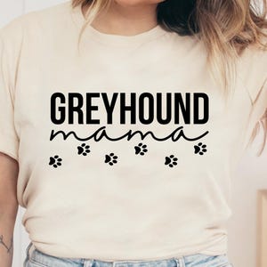 Greyhound Mom Png, Greyhound Mama Gift Png, Amante dei cani Png, Design maglietta mamma cane Png, Regalo mamma cane Png, Impronta di zampa Png, Trendy Dog Mom Png