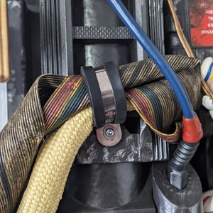 1&#39; Ribbon cable clamp