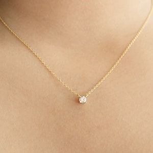 Enkelt cirkelformat CZ-diamanthalsband i guld - Diamanthalsband - Minimalt cirkelformat CZ-diamanthalsband i guld - Vardagligt guldhalsband - Smyckespresent