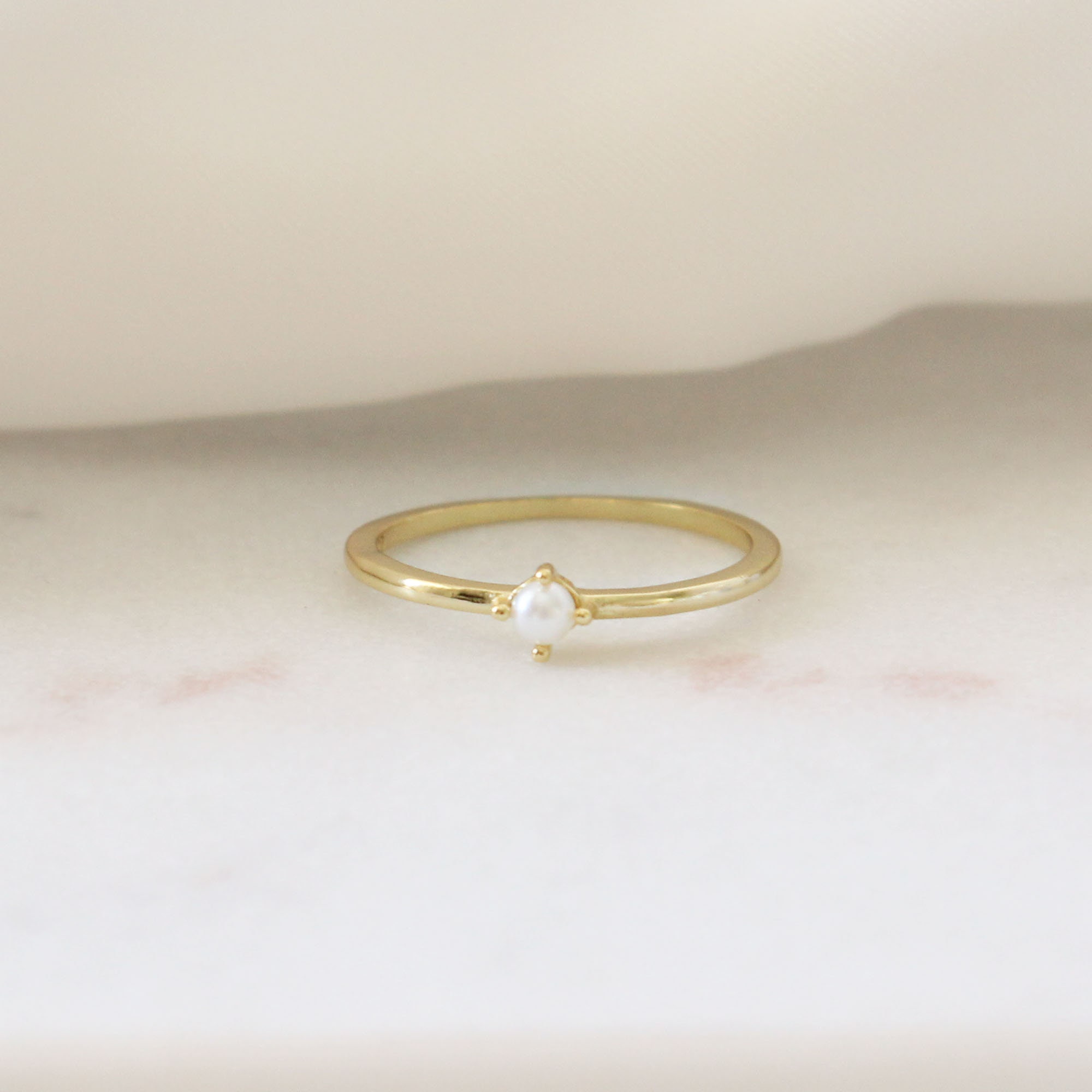 Perlen Gold Ring - Runde kleine Perlen Ring - Kreis Ohrstecker Perle Gold Ring - Jeden Tag Schicht Gold Ring - Geschenk für Sie - Schmuck Geschenk
