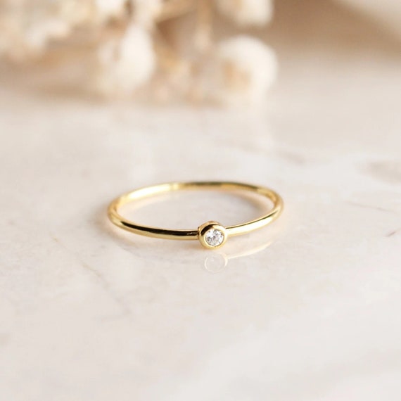 小さな CZ ダイヤモンド バンド リング - 上品なラウンド CZ  