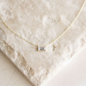 Collana con catena in oro con diamanti CZ rettangolari - Delicata collana in oro con diamanti baguette - Collana per tutti i giorni - Collana a strati - Regalo di gioielli
