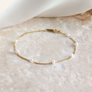 Freshwater Pearl Gold Chain Bracelet - Simple Pearl by the Yard Bracelet, Gold Layering Bracelet, Everyday Pearl Gold Bracelet, Jewelry Gift