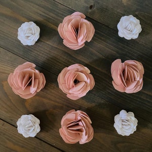 9 rosa und weiße gerollte Papierblumen-Rosen zum Basteln