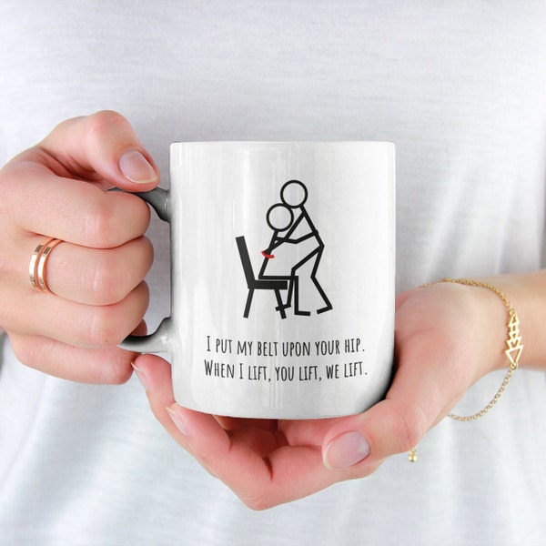 Je mets ma ceinture sur ta hanche. Quand je soulève, vous soulevez, nous levons Mug | tasse de kinésithérapeute | Tasse PT | Gait Belt Humour | Physiothérapie amusante