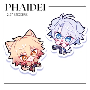 以下が含まれることがあります： 2.  5インチのステッカー2枚。アニメ風のキャラクターが描かれています。1つはオレンジ色の髪と目をした猫のようなキャラクターで、赤と青の衣装を着ています。もう1つは白い髪と青い目をした犬のようなキャラクターで、同様の衣装を着ています。