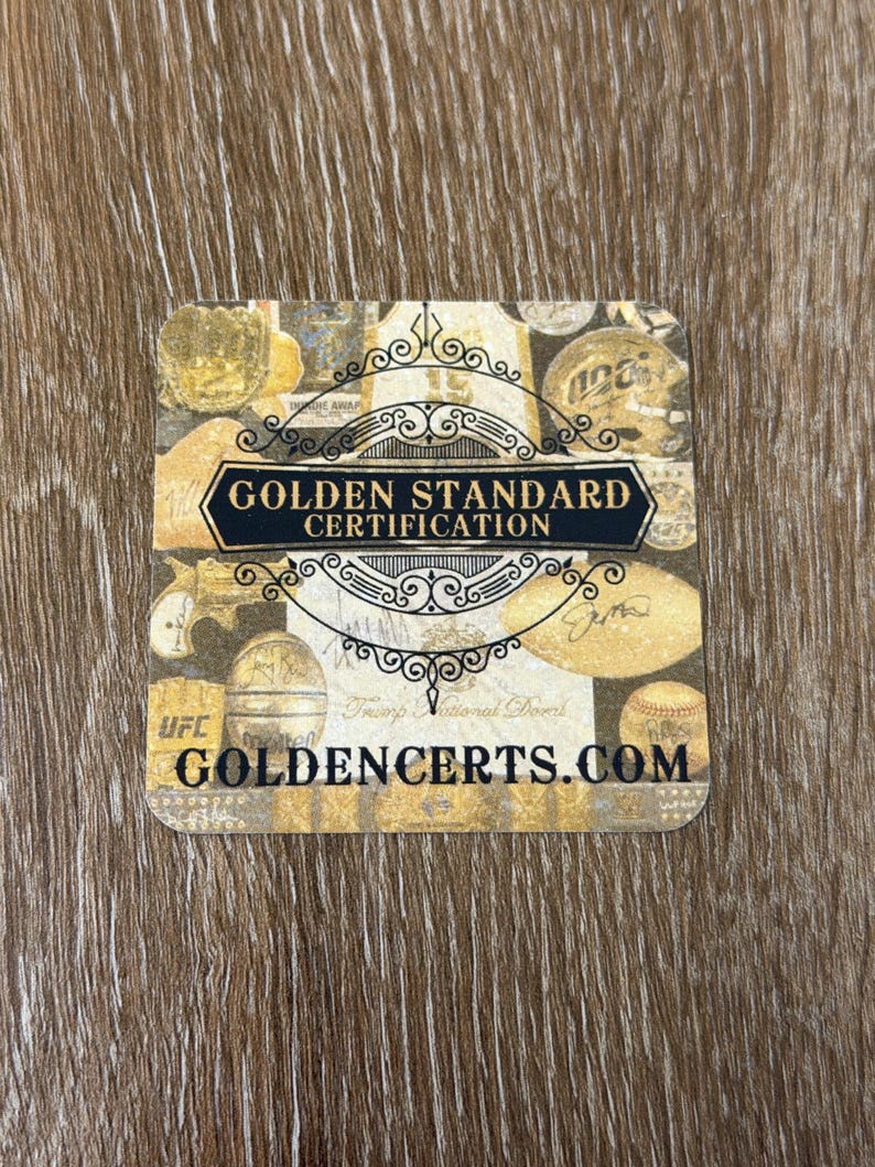 Puede incluir: Una tarjeta cuadrada de Golden Standard Certification con esquinas redondeadas, que presenta un collage en tonos dorados de recuerdos deportivos y firmas. El texto dice Golden Standard Certification y Goldencerts.com en letras negras.