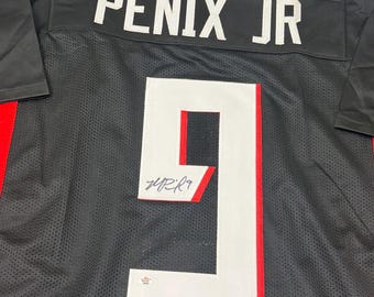 Michael Penix Jr. z podpisem na koszulce drużyny futbolowej Atlanta Falcons COA