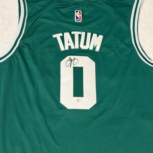 "Jayson Tatum hat die Patches ""Boston Celtics"" mit Basketball Jersey COA signiert."
