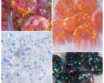 Unique buttons made of epoxy resin with glitter insertion. Several colors and sizes available. Customized too