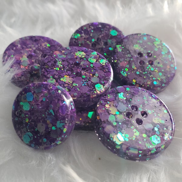 Unique buttons made of epoxy resin with insertion of purple holographic glitter (green, blue...). Several sizes available.