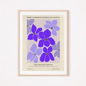 Puede incluir: Una impresi&oacute;n de arte imprimible con una cita sobre el amor y un dise&ntilde;o floral. La cita dice "No hay ning&uacute;n lugar en la existencia al que puedas ir que no te encuentre." Las flores son moradas y azul claro sobre un fondo beige.