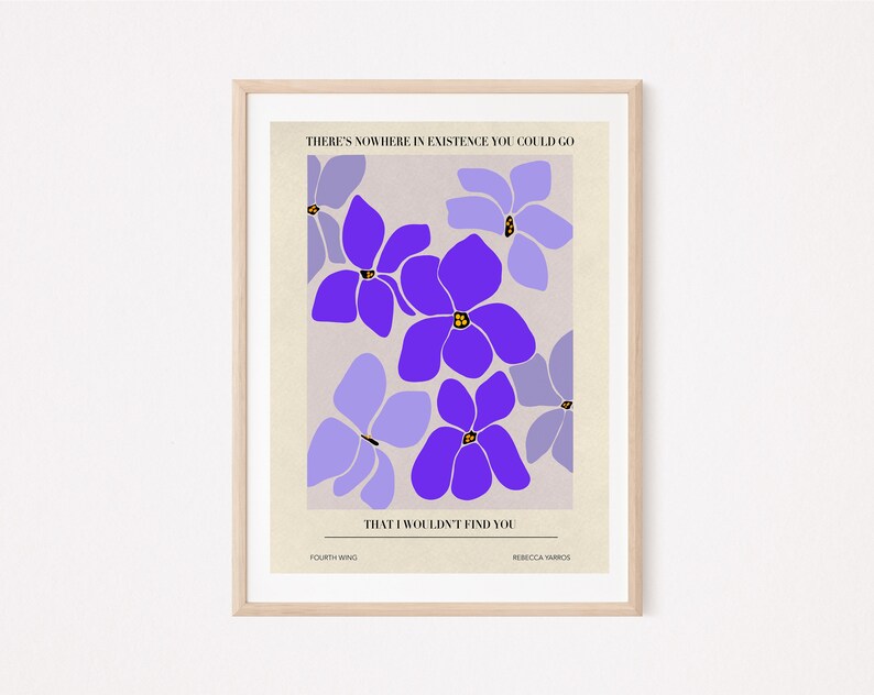 Puede incluir: Una impresi&oacute;n de arte imprimible con una cita sobre el amor y un dise&ntilde;o floral. La cita dice "No hay ning&uacute;n lugar en la existencia al que puedas ir que no te encuentre." Las flores son moradas y azul claro sobre un fondo beige.