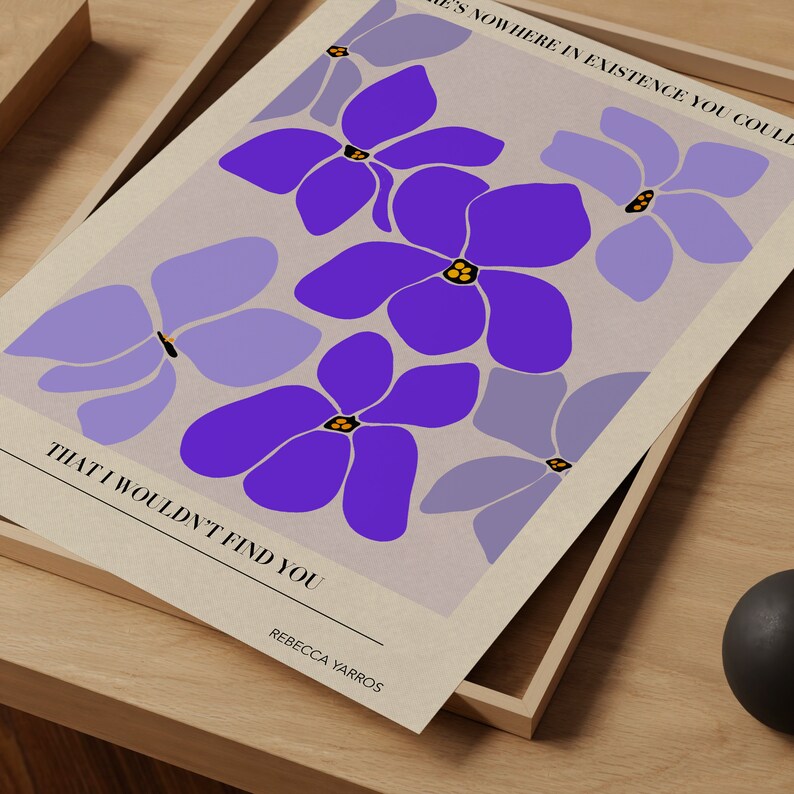 Puede incluir: Impresi&oacute;n de arte floral de color morado y morado claro con el texto "There's nowhere in existence you could go that I wouldn't find you" y el nombre del artista "Rebecca Yarros".