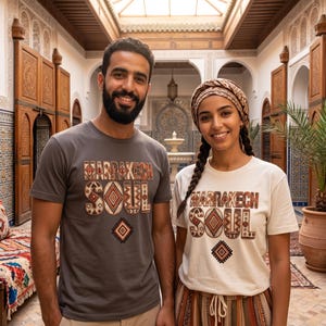 Marrakech Soul T-Shirt, marokkanisches Grafik-T-Shirt, Unisex-Souvenir-Shirt aus Marokko, Reisegeschenk mit Berbermuster