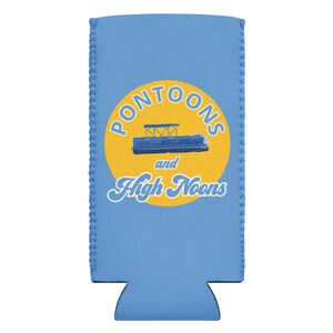 Pu&ograve; includere: Frigorifero per lattine blu e giallo con il testo "Pontoons and High Noons" e un'immagine di un'imbarcazione a pontoni.