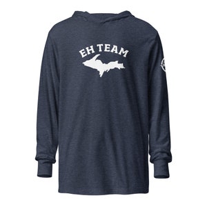 Peut inclure: Un sweat à capuche bleu marine à manches longues avec un contour blanc de la péninsule supérieure du Michigan et le texte "EH TEAM" en blanc.