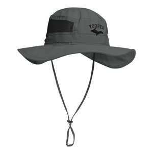 Peut inclure: Un chapeau bob gris avec un panneau en maille noire et un logo brodé noir qui dit "YOOPER" avec un contour de la péninsule supérieure du Michigan.