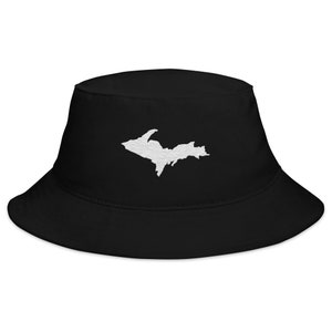 Peut inclure: Chapeau bob noir avec un contour blanc de la péninsule supérieure du Michigan.
