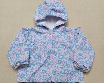 Giacca da bambina vintage anni '90 con cappuccio e stampa floreale, in twill blu lavanda, leggera, per bambine da 1 a 2 anni.