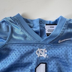 Vintage Nike UNC Tar Heels Babytröja 3-6 månader Carolina Blå Nummer 1 Y2K Mini Sportswear Gameday Kidcore bild 6