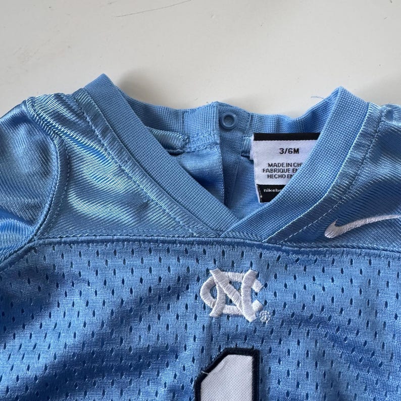 Vintage Nike UNC Tar Heels Babytröja 3-6 månader Carolina Blå Nummer 1 Y2K Mini Sportswear Gameday Kidcore bild 6