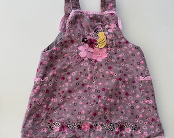 Vintage Disney Winnie de Pooh corduroy trui-jurk baby | 18 M | Roze en mauve geborduurde schort met bloemen |   Kidcore Aesthetic