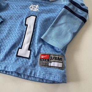 Vintage Nike UNC Tar Heels Babytröja 3-6 månader Carolina Blå Nummer 1 Y2K Mini Sportswear Gameday Kidcore bild 4