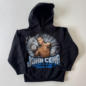 Peut inclure: Panneau en bois rustique avec l'inscription "Welcome to our home" en lettres blanches. Le panneau présente une finition vieillie et un design simple et accueillant, idéal pour un porche ou une entrée.