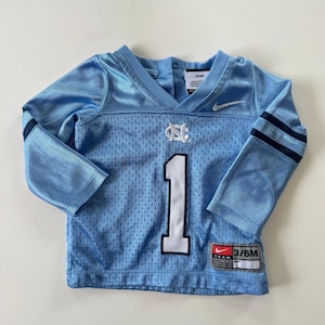 Vintage Nike UNC Tar Heels Babytröja 3-6 månader Carolina Blå Nummer 1 Y2K Mini Sportswear Gameday Kidcore bild 1