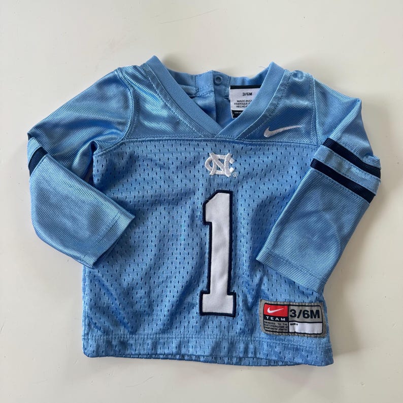 Vintage Nike UNC Tar Heels Babytröja 3-6 månader Carolina Blå Nummer 1 Y2K Mini Sportswear Gameday Kidcore bild 1