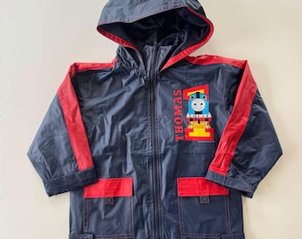 Vintage 1999 Thomas the Tank Lokomotive Regenjacke Kinder Größe 7 | Navy Blue & Red Hooded Slicker Regenmantel | Britt Allcroft Mächtige Charaktere
