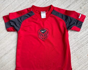 2000-talet Barn Nike Basketball Jersey Kortärmad Röd T-shirt M 6Y